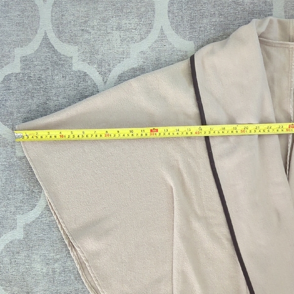 Source Unknown Beige Cape with Dark Edging - Picture 10 of 16